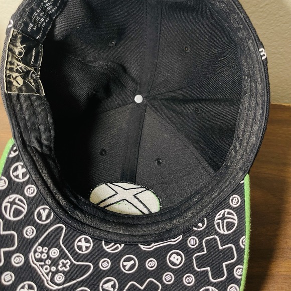Xbox Gamer Hat Cap Embroidered Black Green White Controller Design SnapBack OSFM - Picture 6 of 7